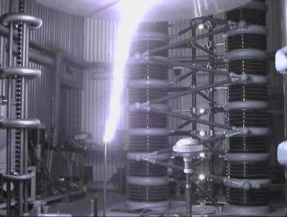 突針型避雷針と抑制型避雷針「PDCE避雷球」の比較実験をフランスのポー大学で行い、同じ電圧をかけても抑制型避雷針は放電しませんでした