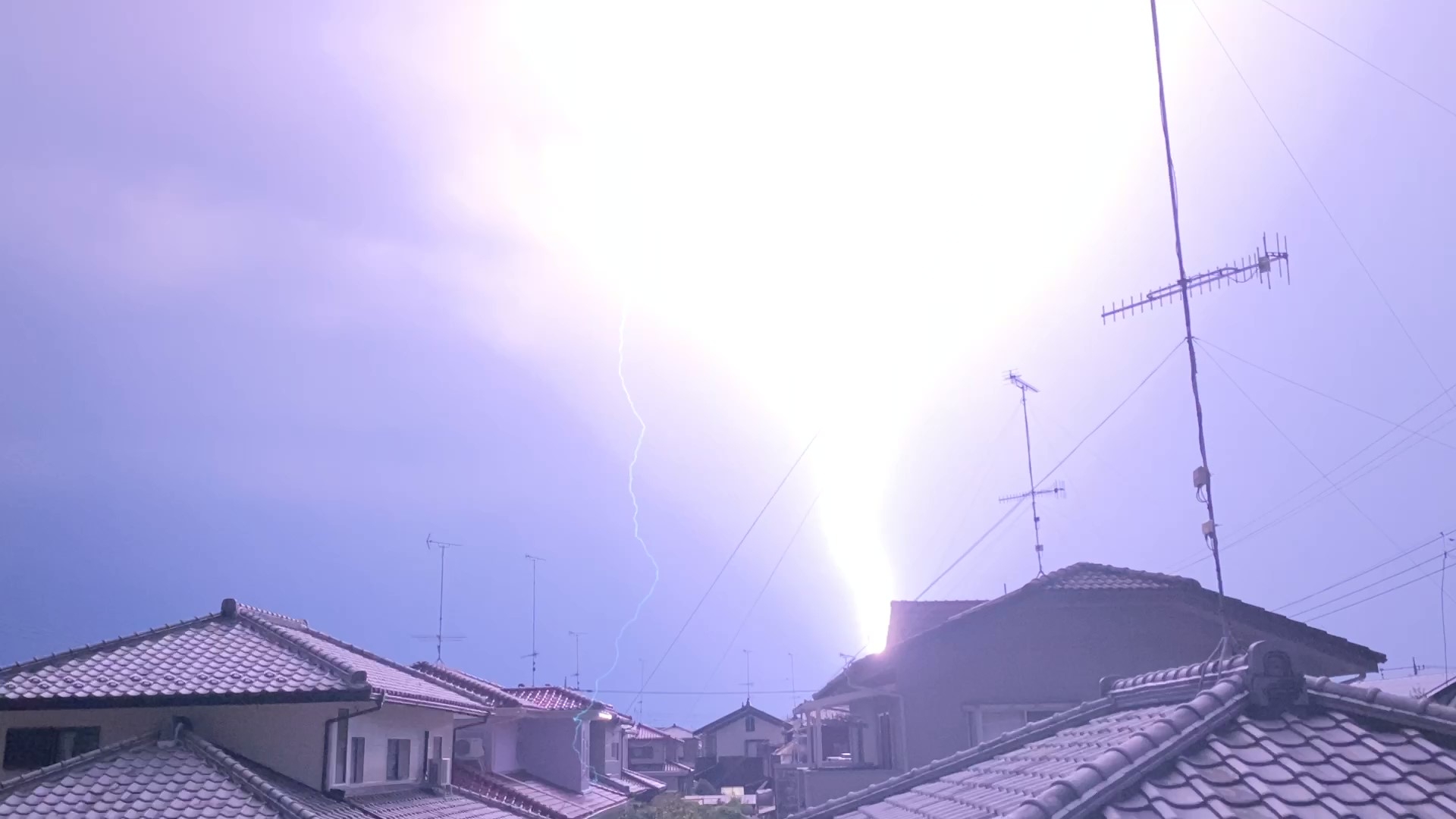 戸建住宅への落雷の瞬間写真