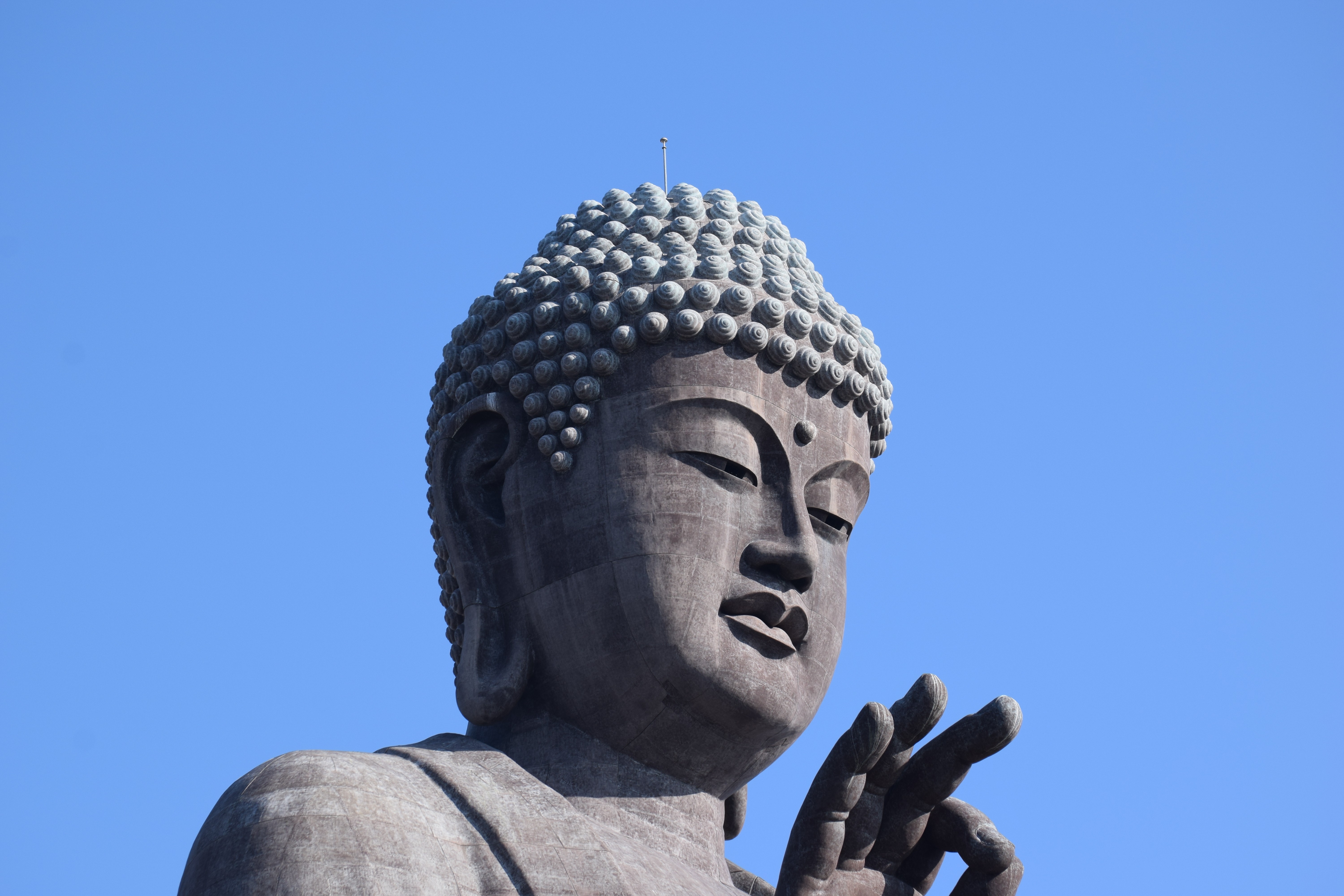 牛久大仏様の頭上に２０１０年９月から設置されている新型避雷針「PDCE」。それ以降、直撃雷の被害がゼロに