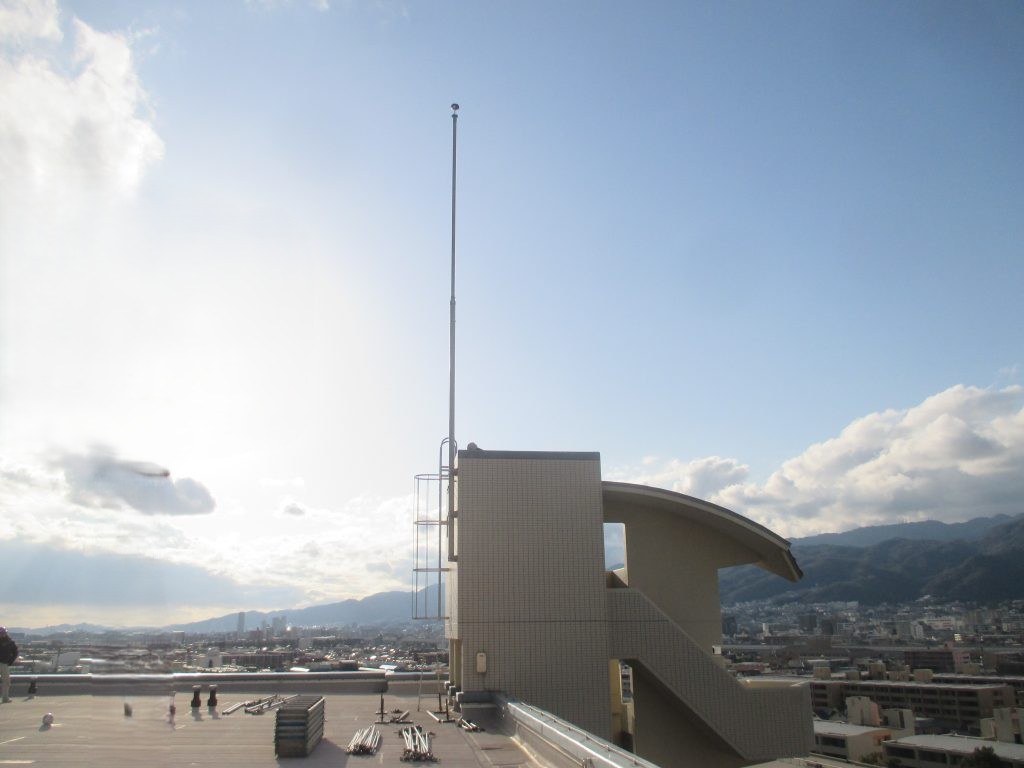 兵庫県芦屋市にあるマンション「芦屋ハイタウン」（地上11階建/総戸数220戸）の屋上に設置されているPDCE
