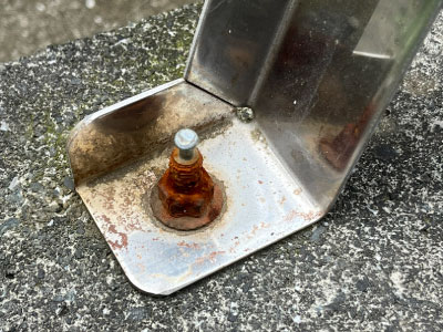 異種金属の接触によって発生したガルバニック腐食の事例。固定金具のボルト部に錆が生じている様子