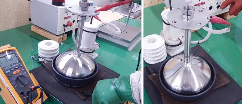 出荷前に実施するPDCE避雷球の絶縁抵抗試験および耐電圧試験の様子