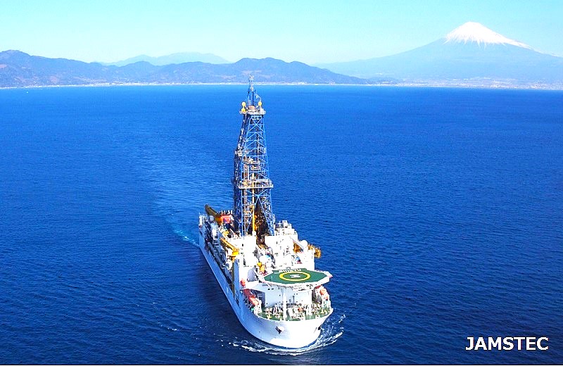 2011年よりデリックの最上部にPDCEを設置している地球深部探索船「ちきゅう」